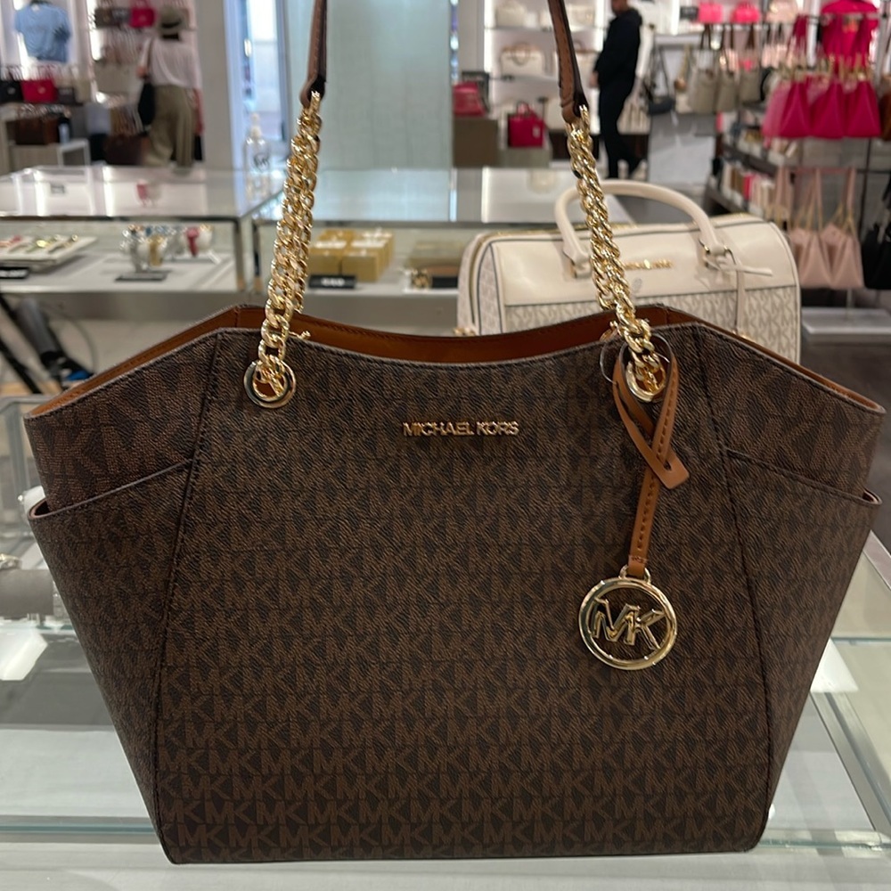 MICHAEL KORS
Jet Set Large Signature Shoulder Tote Bag
Brown Signature
NWT
